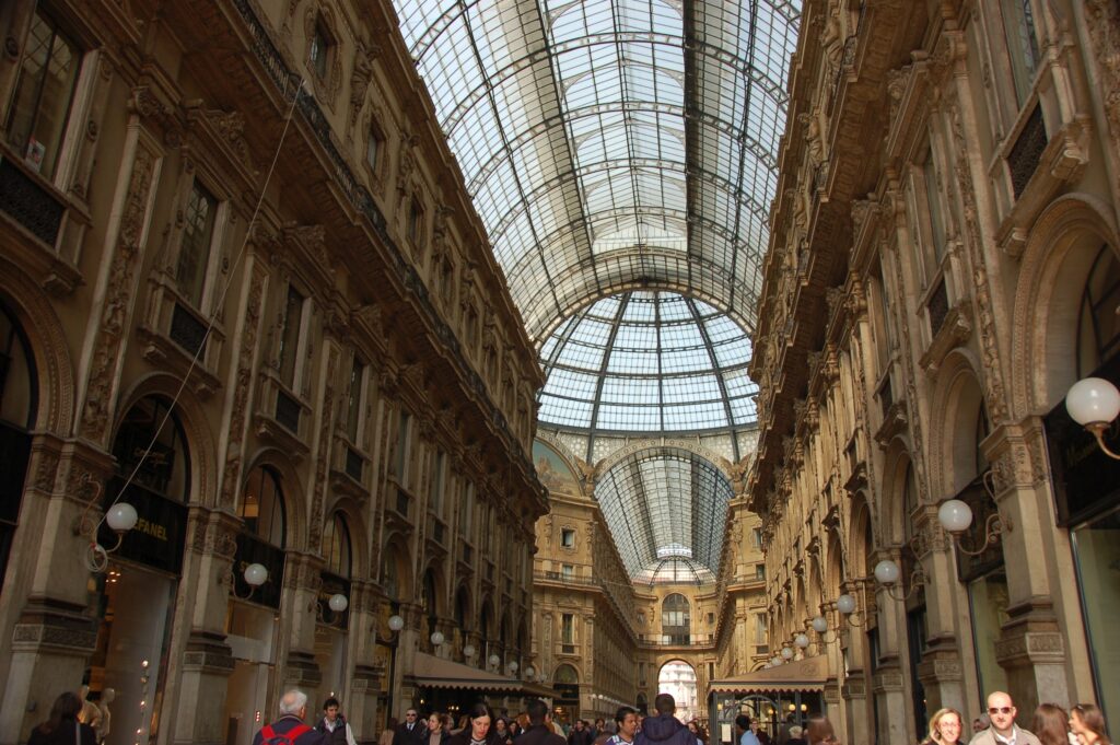 Galleria Vittorio Emanuele II belső kupolája alulról fotózva és finom olasz spagetti az étteremben