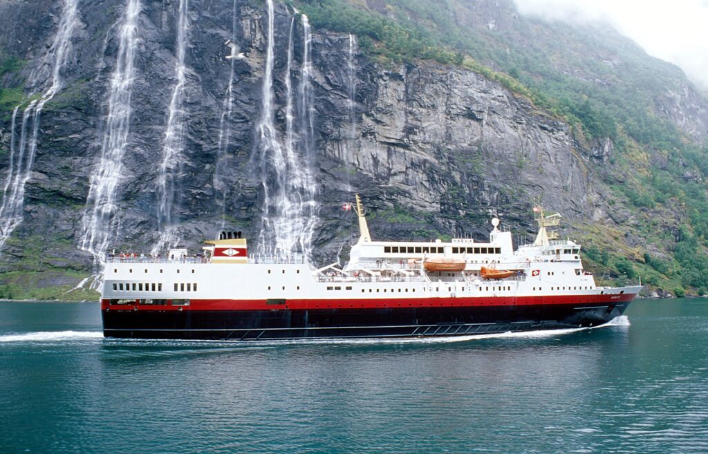 Helyi turistákat szállító hajó a norvég fjordvidéken