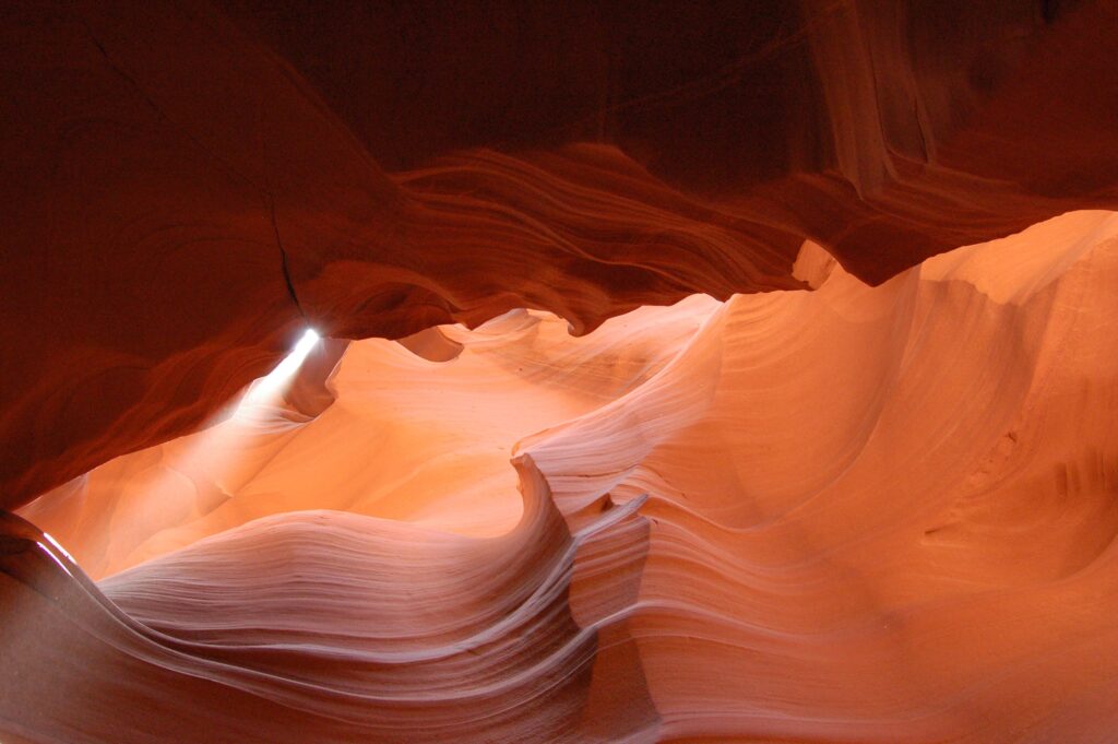 Az arizonai Antelope Canyon lenyűgöző homokkő szurdoka, szűk kanyargó falakkal és meleg narancsszínű fényekkel