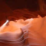 Az arizonai Antelope Canyon lenyűgöző homokkő szurdoka, szűk kanyargó falakkal és meleg narancsszínű fényekkel
