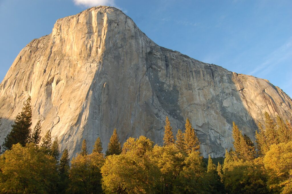 A Yosemite Nemzeti Parkban található El Capitan hatalmas gránit sziklafala, zöld völgyekkel és fenyőerdővel körülvéve Kaliforniában