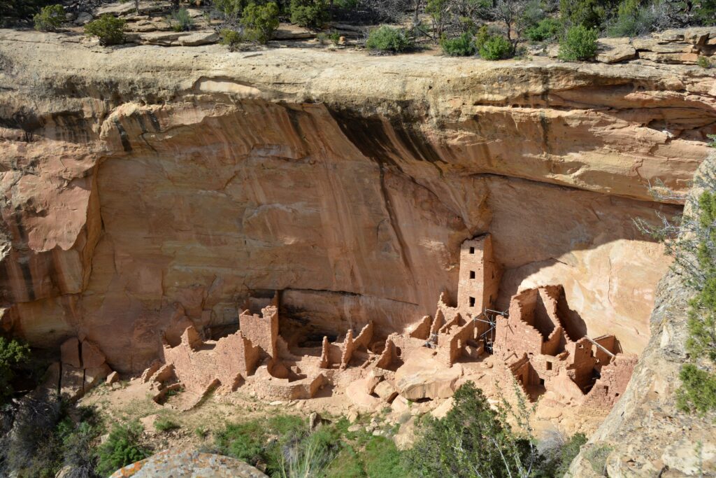 A Mesa Verde Nemzeti Park ősi sziklalakásai Coloradóban, kőbe vájt házak és teraszok egy meredek sziklafal oldalában