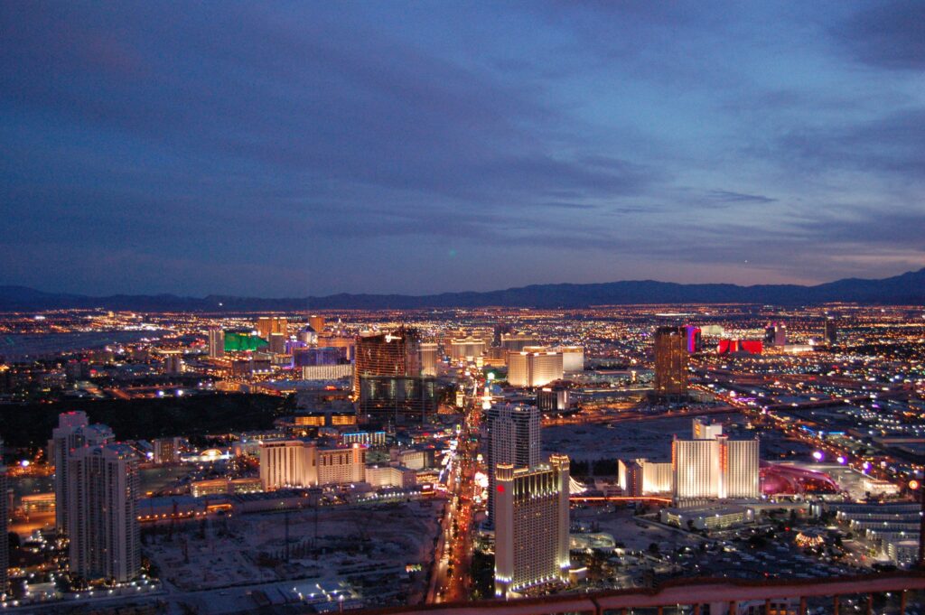 Las Vegas éjszakai városképe a Stratosphere toronyból nézve, fényárban úszó utcák és ikonikus szállodák látványa Nevada államban