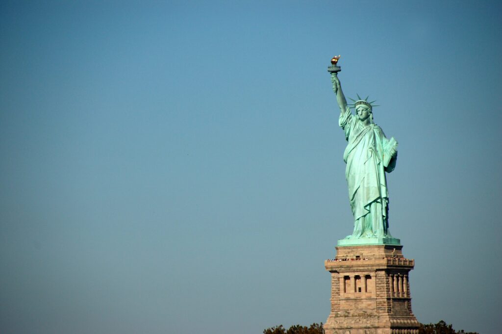 A Szabadság-szobor New Yorkban, a Liberty Islanden, zöld bronz szoborként magasodik a város fölé
