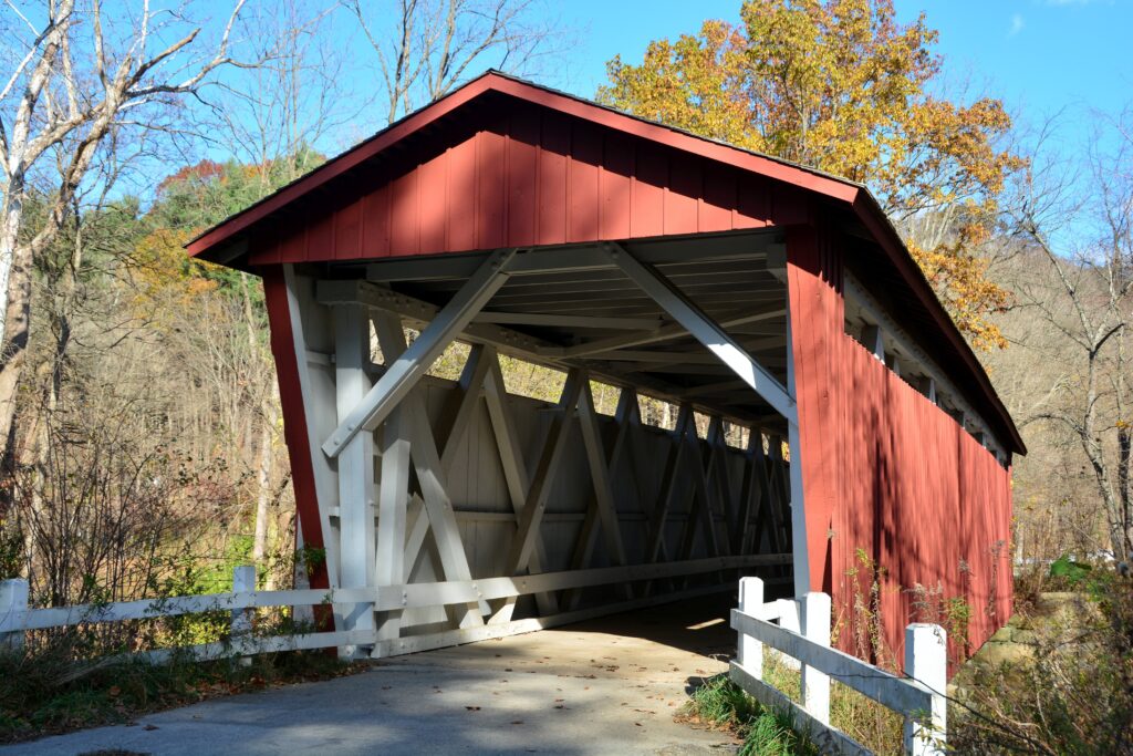 Az Everett Covered Bridge Ohio államban, a festői zöld tájon átívelő, hagyományos fedett fahíd, amely a történelem és a természet harmóniáját képviseli