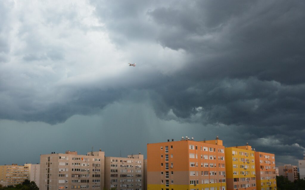 viharos égbolt és repülő turbulencia