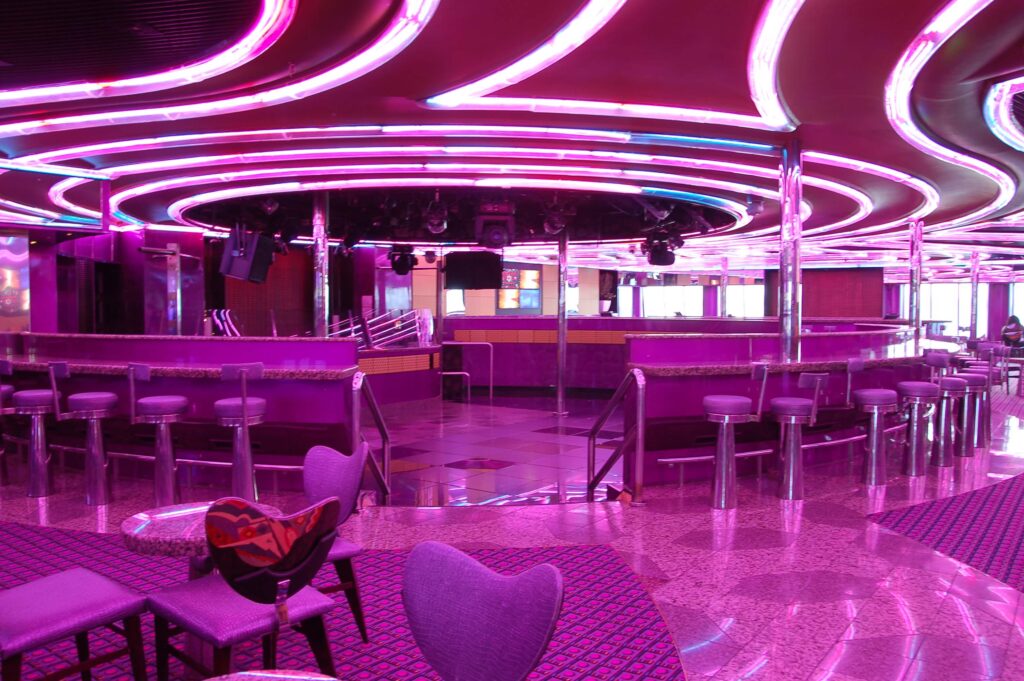 A Carnival Destiny hajó egyik bárja, csodaszép pink színben