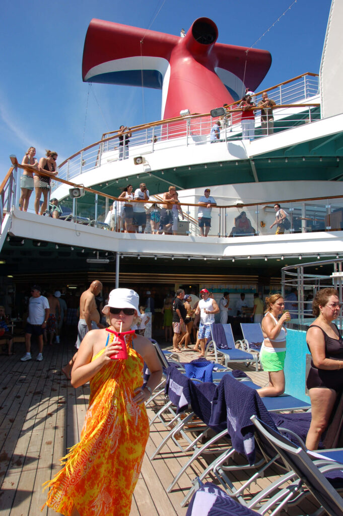 A Carnival Destiny hajó fedélzetén koktélt iszogatok