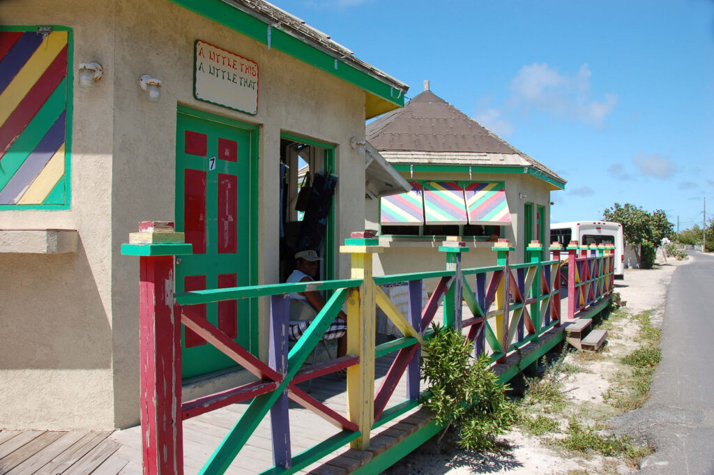 Hangulatos színes házacskák Grand Turk szigeten