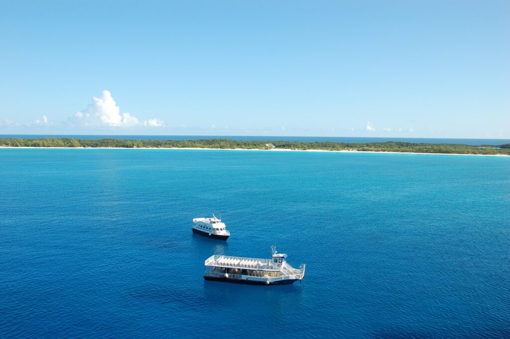 Kishajóval vittek ki Half Moon Cay privát szigetére a hajótól