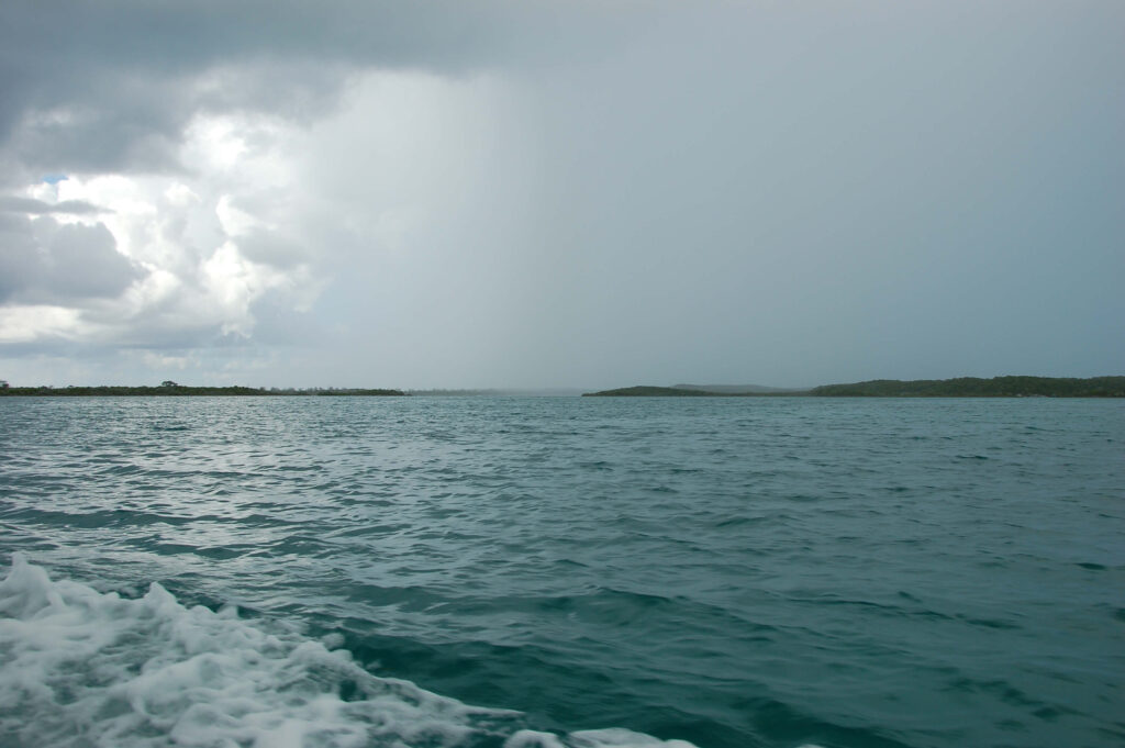Eco lagúna hajókázós kirándulás Half Moon Cay szigeténél, közeledett az eső
