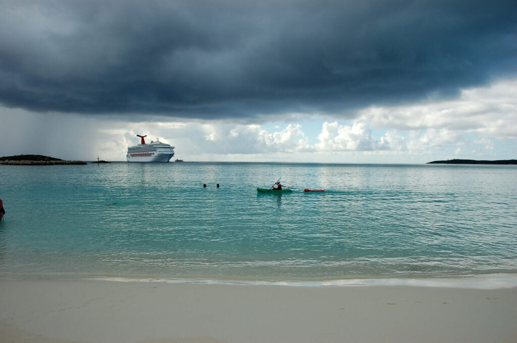 Homokos strand Half Moon Cay privát szigetén sötét felhőkkel a háttérben