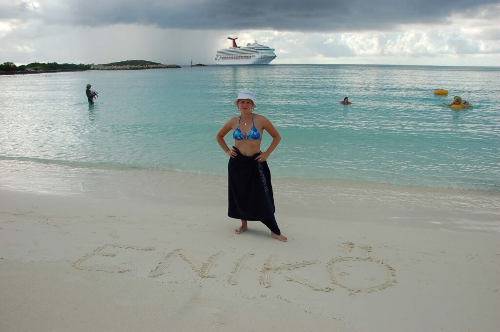 Homokos strand Half Moon Cay privát szigetén sötét felhőkkel a háttérben