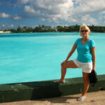 Bahamák – kristálytiszta víz és én a parton állok mögöttem