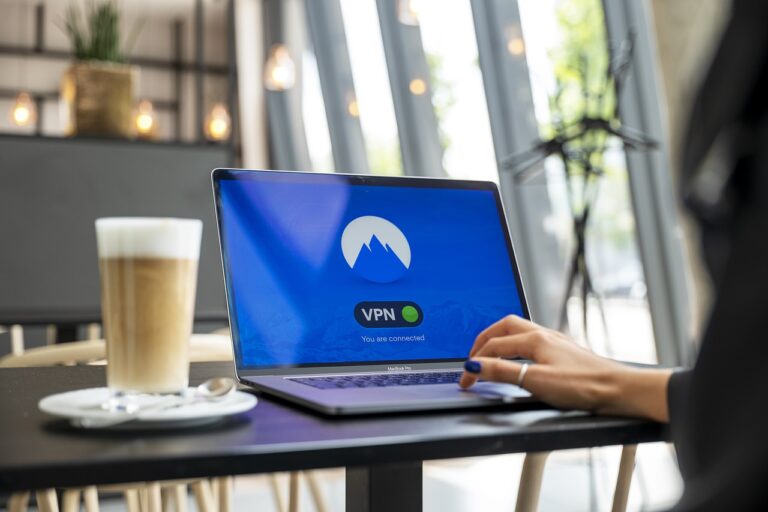 Utazó VPN-t használ nyilvános wifin egy kávézóban