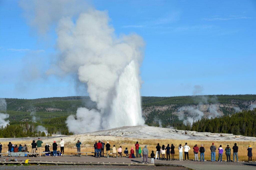 Kék Utazó Yellowstone Nemzeti park látnivalók Old Faithful gejzír