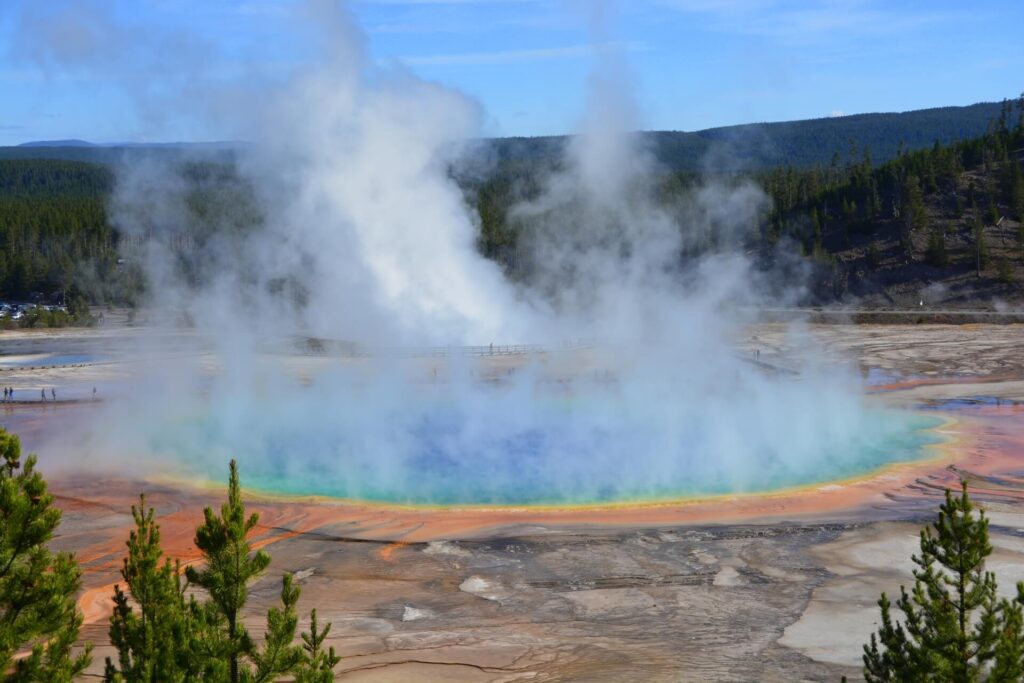Kék Utazó - Yellowstone Nemzeti Park látnivalók Grand Prismatic hot spring