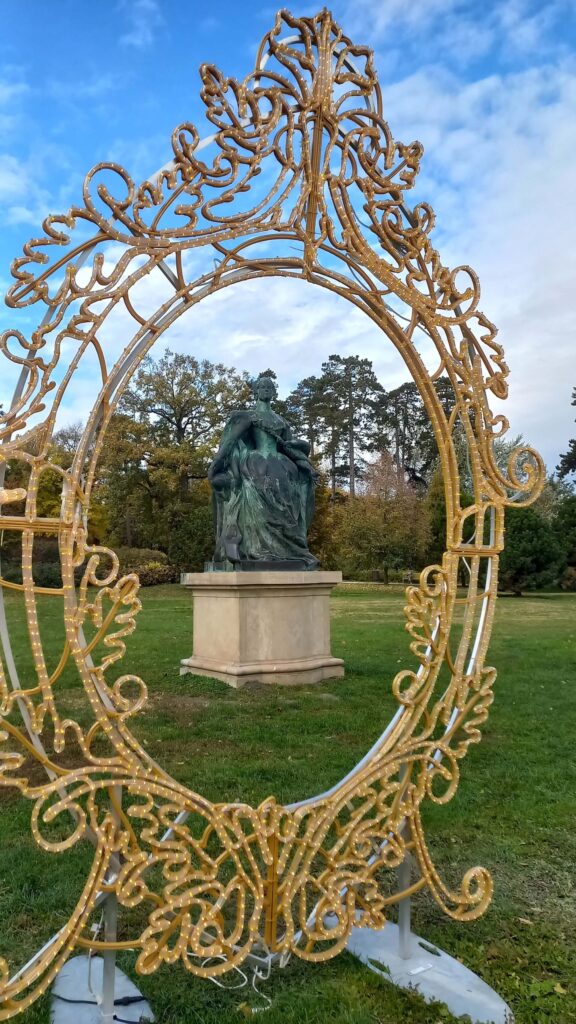 Kék Utazó - Gödöllői királyi kastélykert Fénypark