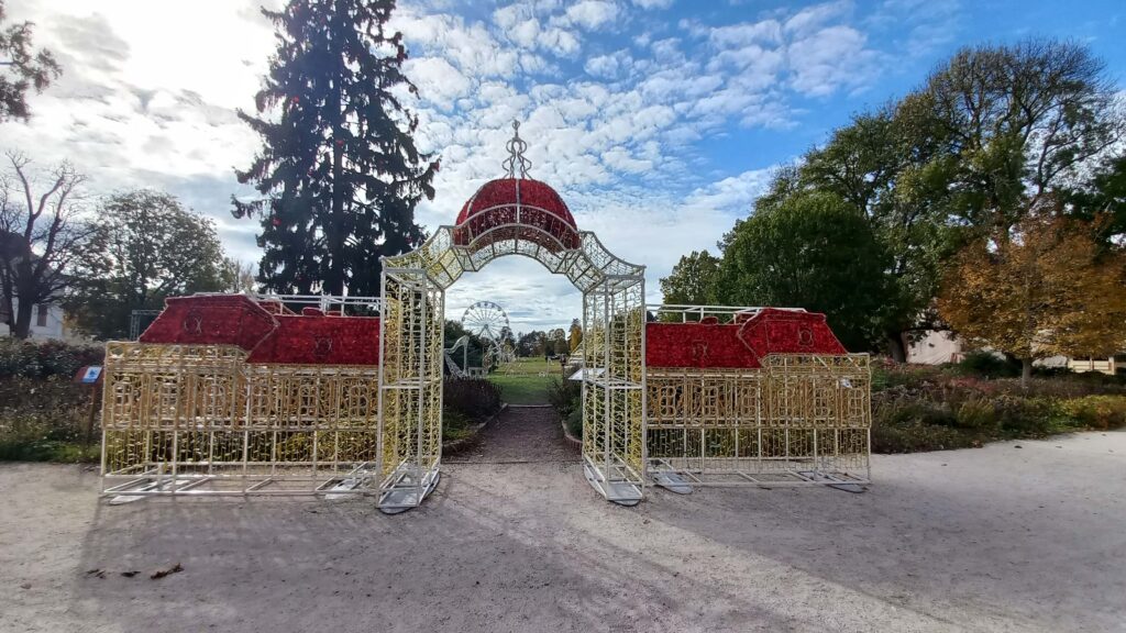 Kék Utazó - Gödöllői királyi kastélykert Fénypark