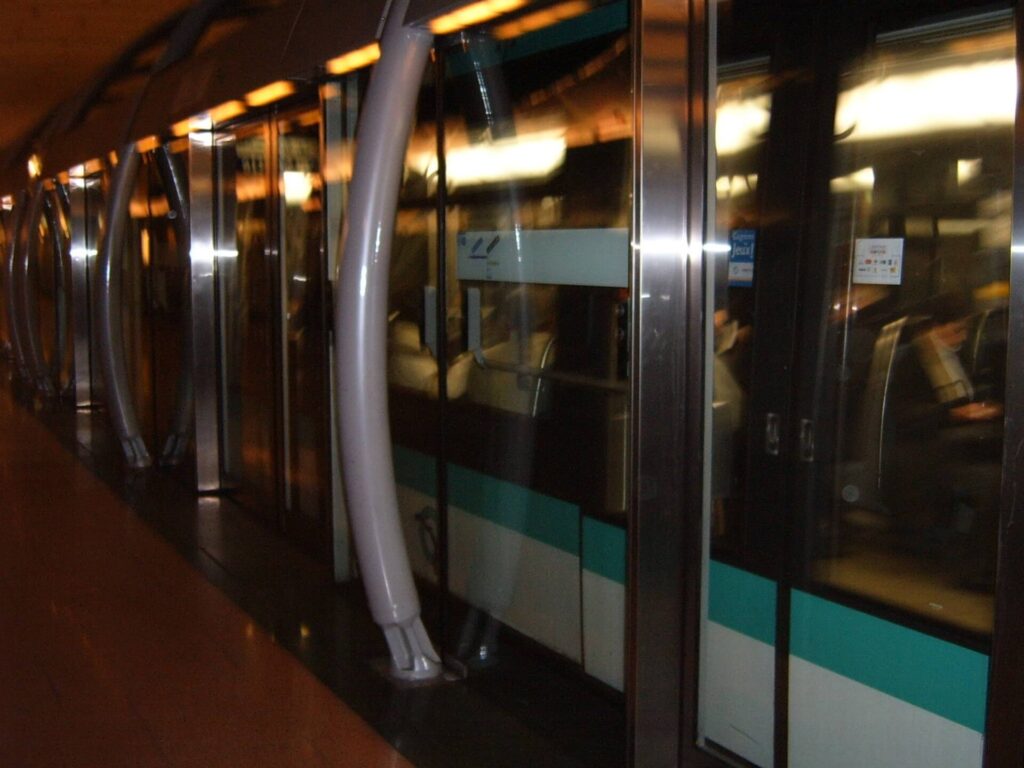 Kék Utazó - közösségi közlekedéssel bejárható városok - Párizs