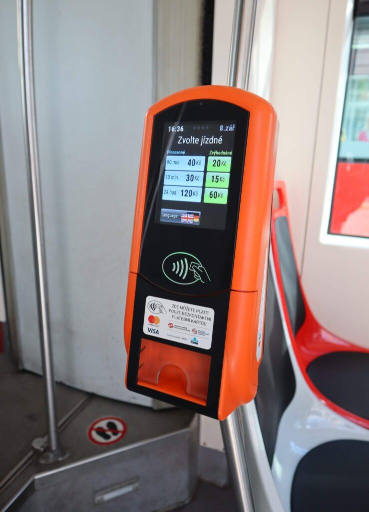 Kék Utazó - Prága Jegyautomata a villamoson belül